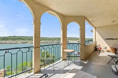 Image de Paradise Island - 2br/2ba Condo with Epic Views of Lake and Pool