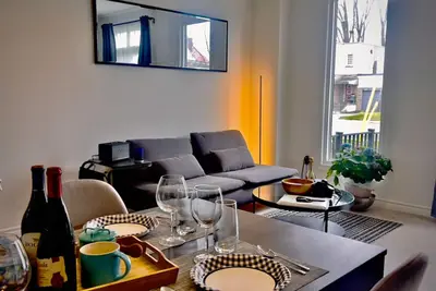 Image de Walking distance to the Falls & Casino. Your home away home!