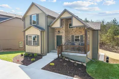 Image de Private Heated year round Swim Spa &Hot Tub Media Theater room community pool