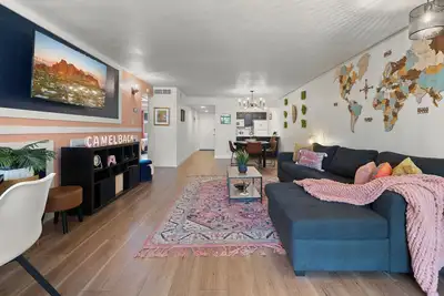 Image de Cozy 2-bedroom condo with Old Town Charm and Modern Comfort