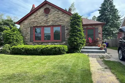 Image de Charming 2-bedroom bungalow with Ac, WiFi, sauna 3 blocks from Lake Michigan