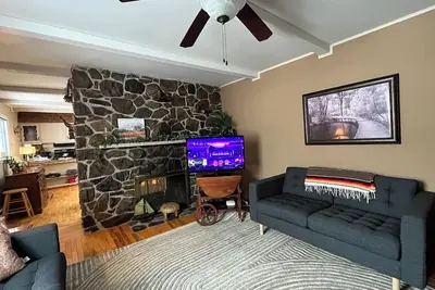 Truro, cozy and bright main floor- sleeps 5!