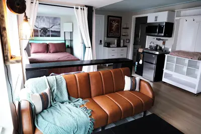 Image de Cozy studio in charming Royal Oak with Ac, WiFi