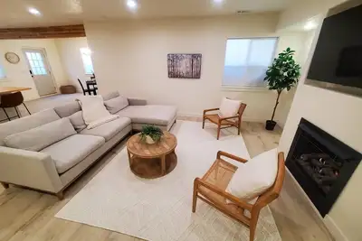 Image de Summit Creek Retreat - new, modern 2-bedroom apartment with fast fiber internet.