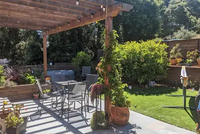 Image de Cozy & charming space with beautiful views, yard and a jacuzzi.