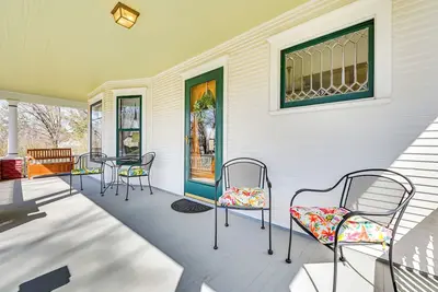 Image de 'Chestnut Hill' Vintage Farmhouse w/ Deck & Yard