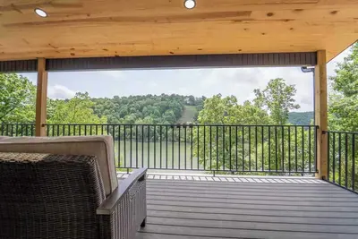Image de Beaver Lake Retreat with Hot Tub & Game Room