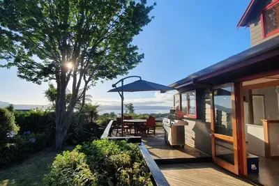 Image de Acacia Bay Retreat | Stylish Family Getaway with Fireplace & Lake Views