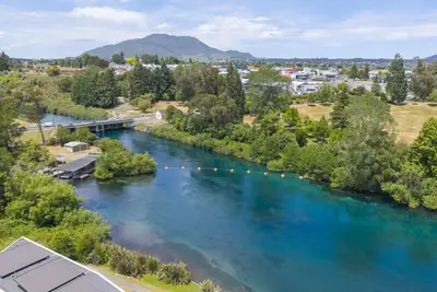 Image de Water Views Apartment | Stylish 3br Villa with Pool & Lake Access