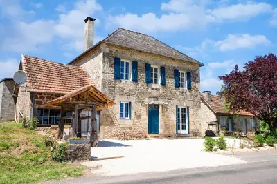 Image de Maison de charme avec piscine à Coubjours, Périgord noir