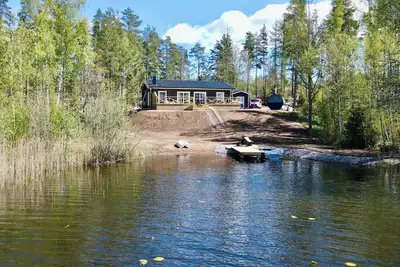 New vacation home in Småland directly on the lake with boat, sauna, wooden hot tub and much more.