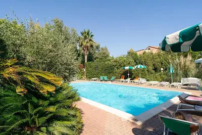 Image de Studio à Loano avec piscine près de la côte