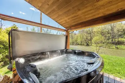 Image de Riverside retreat with hot tub, scenic views, rustic charm & open-plan luxury – perfect escape!