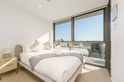 Image de New to Vrbo: Top-Floor Apartment Near Shops and Hill Views