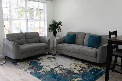 Image de Cozy & Bright 2-Bedroom Apt • Oakland Park Gem • 15 Min to Beach & Pet-friendly