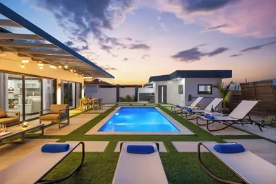Image de 3br- 3bt Modern Villa only 1 Min to Beach · Private Pool w/ Bbq & Outdoor Living