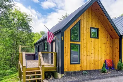Image de Twin Peaks, Unit 1, Hot Tub, $560 Free Tickets each paid day