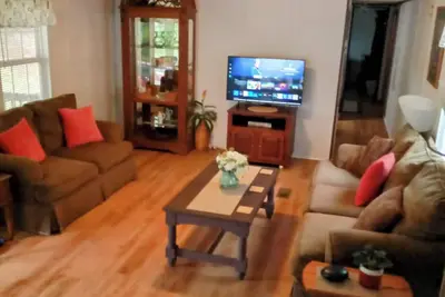 Image de \"Holland Hills\" offers a clean, quiet, comfortable stay. Paved access. Nice area