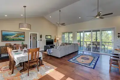 Image de Gorgeous Home on Landscaped Acre-2br/2ba