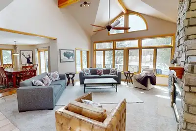 Image de Pet Friendly, Private Hot Tub! Comfy, Big Home. Garage. Near 6 Ski Areas