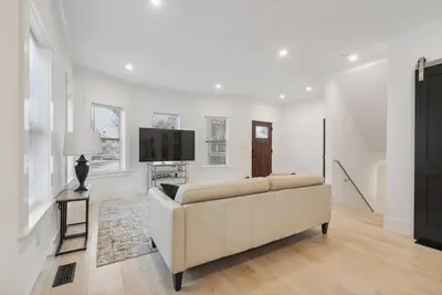 Image de Modern-Comfortable, and Spacious