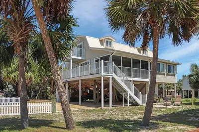 Image de ☀️🌴Palmetto Breeze: Beach View Decks | Walk to the Beach | Outdoor Dining