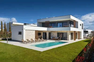 Image de Luxury villa with 4 bedrooms, a pool, and a prime location just a few minutes from the center of Poreč.