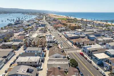 Image de Newport Beach 2-Story Home w/ Pool Table, 2-Car Parking