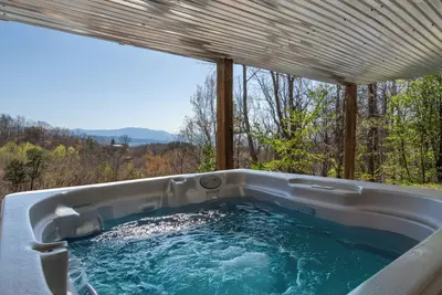 Image de *Relaxing 3bd Cabin! FirePit + Hot Tub + Games! *