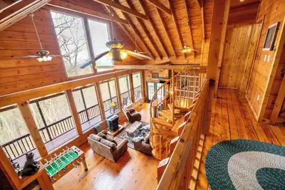 Image de *Charming 2bd Cabin w/ Hot Tub! Games and More! *