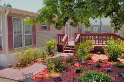 Image de A Peaceful Perch - Walk to the Beach, Hot Tub, Golf Cart!