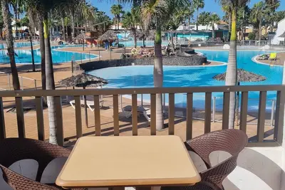 Image de Central Corralejo w Terrace overlooking 3 Pools Palm Trees & 25mb Dedicated Wifi