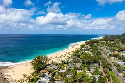 Image de Luxe Ke Iki Beach Villa by Gather: North Shore Getaway w/Ac Near Waimea Bay