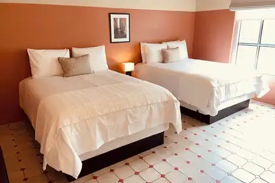 Image de 2 Sun-Kissed Stays – 5-mins to Beach, Pool & Perfect for Families & Groups!