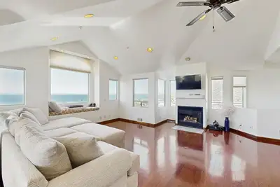 Image de Lovely House w/Beautiful Ocean Views, Grill & Jetted Tub - Walk to Beach & Town