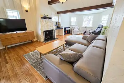 Image de Beautiful home with fireplace, washer/dryer, WiFi, & nearby activities