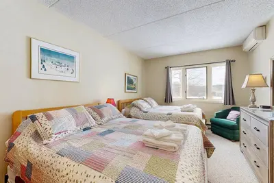 Image de Slopeside Efficiency: walk to ski lift & town; shared pool & gym