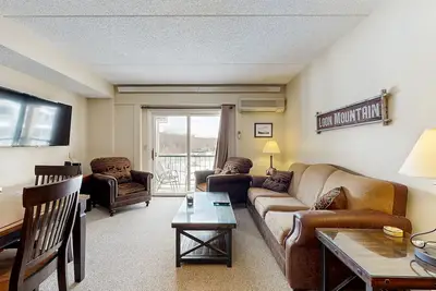 Image de Mountainside condo w/ pool, gym & rec room: walk to ski lift & town