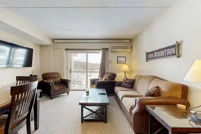 Image de Mountainside condo: walk to ski lift & town w/ pool, gym & rec room