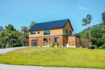 Image de Charming Riverfront house in Rumney with hot tub, outdoors, fitness equipment