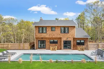 Image de Beautiful Vacation Home in Hampton Bays walking distance to Peconic Bay Beaches!