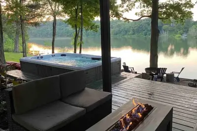 Image de Water's Edge Maple Hollow: Lakefront~Hot tub~Fire Pit~Kayaks~Pet Friendly~& More