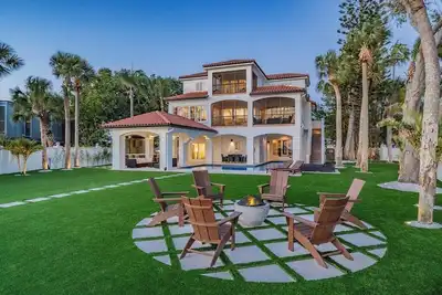 Image de New Waterfront 6 bedroom home with large pool and luxurious outdoor living area!