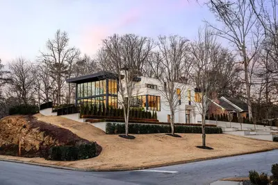 Image de The resort style oasis with unmatched views of Atlanta's renowned Chastain Park!