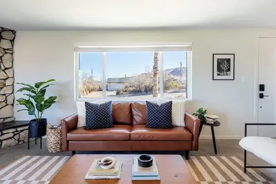 Image de Adobe Abode: Mid-Century Jt Home with Hot Tub
