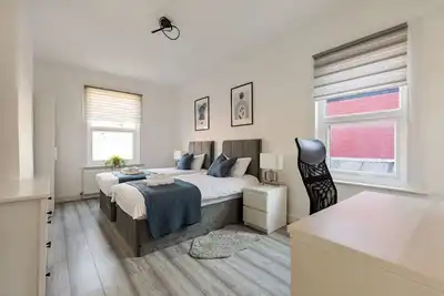 Image de Modern 4 Bedroom House 5 minute walk from Station