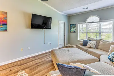 Image de Balcony + Pool Access: Serene Little River Retreat