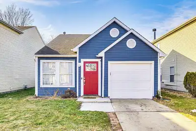 Image de 5 Mi to Eagle Creek Park: Home w/ Fenced Yard!