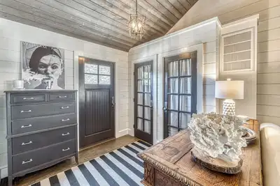 Image de Designer home near town, with pool and privacy!