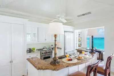 Image de Luxury Awaits with Pool, Gourmet Dining, and Direct Access to Pristine Beaches